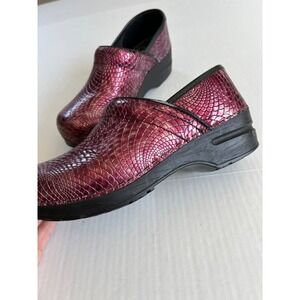 Sanita Clogs Sz 7 in USA Leather Metallic Danish Fuchsia Slip On Shoes